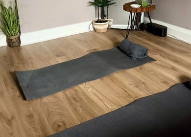 Tranquil yoga space at Wellbeing with Jaydene at Jaydene’s Home in York, England, GB with mats and plants.