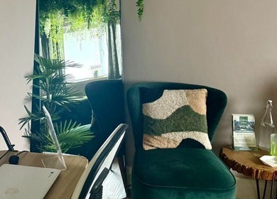 Relaxing seating area at Wellbeing with Jaydene at Jaydene’s Home, York, England, GB with lush plants and decor.