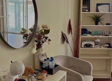 Cozy corner at Giovana Victoria Lash Studio, Lisboa, Lisboa, PT with mirror decor and refreshments.