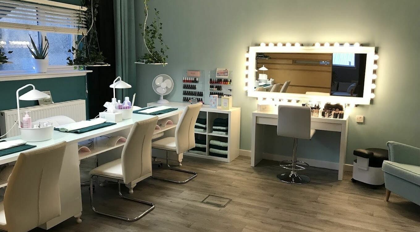 Modern beauty setup at NE Beauty Lounge, Glasgow, Scotland, GB with chic décor and glowing mirrors.