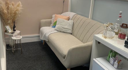 Cozy waiting area at Vanessa Santiago Body & Beauty, Dublin, County Dublin, IE with a stylish beige couch.