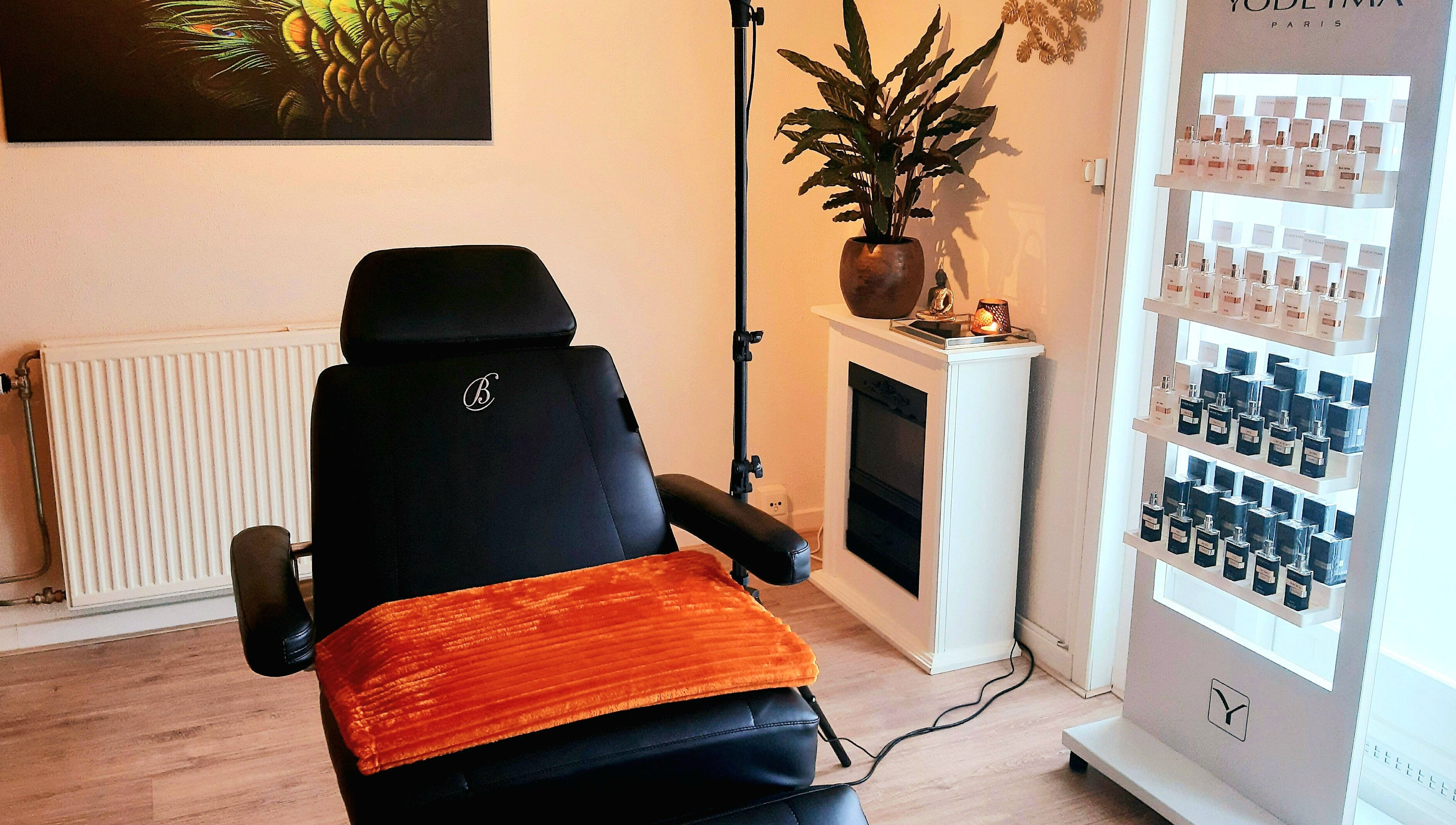 Sfeervolle schoonheidshoek bij Brow Bar Helmond, Helmond, Noord-Brabant, NL met luxe stoelen en productdisplay.