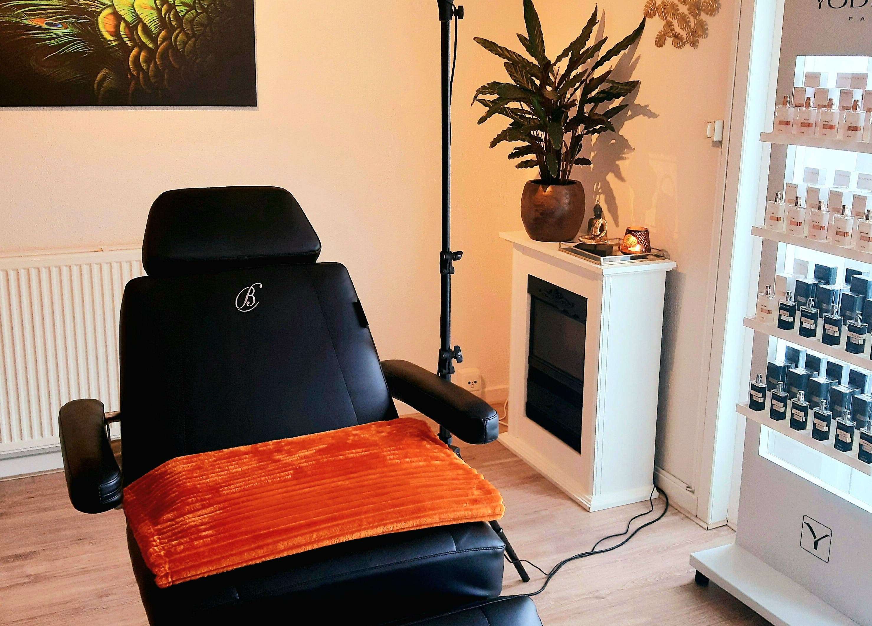 Sfeervolle schoonheidshoek bij Brow Bar Helmond, Helmond, Noord-Brabant, NL met luxe stoelen en productdisplay.