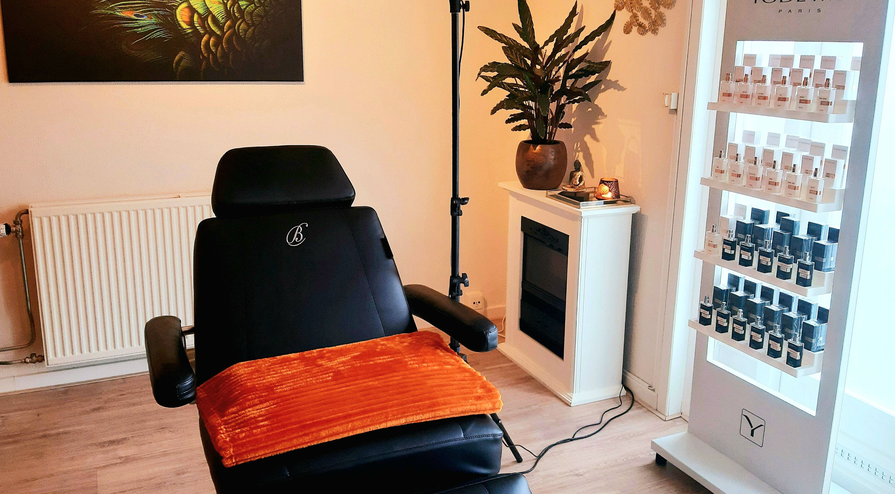 Sfeervolle schoonheidshoek bij Brow Bar Helmond, Helmond, Noord-Brabant, NL met luxe stoelen en productdisplay.