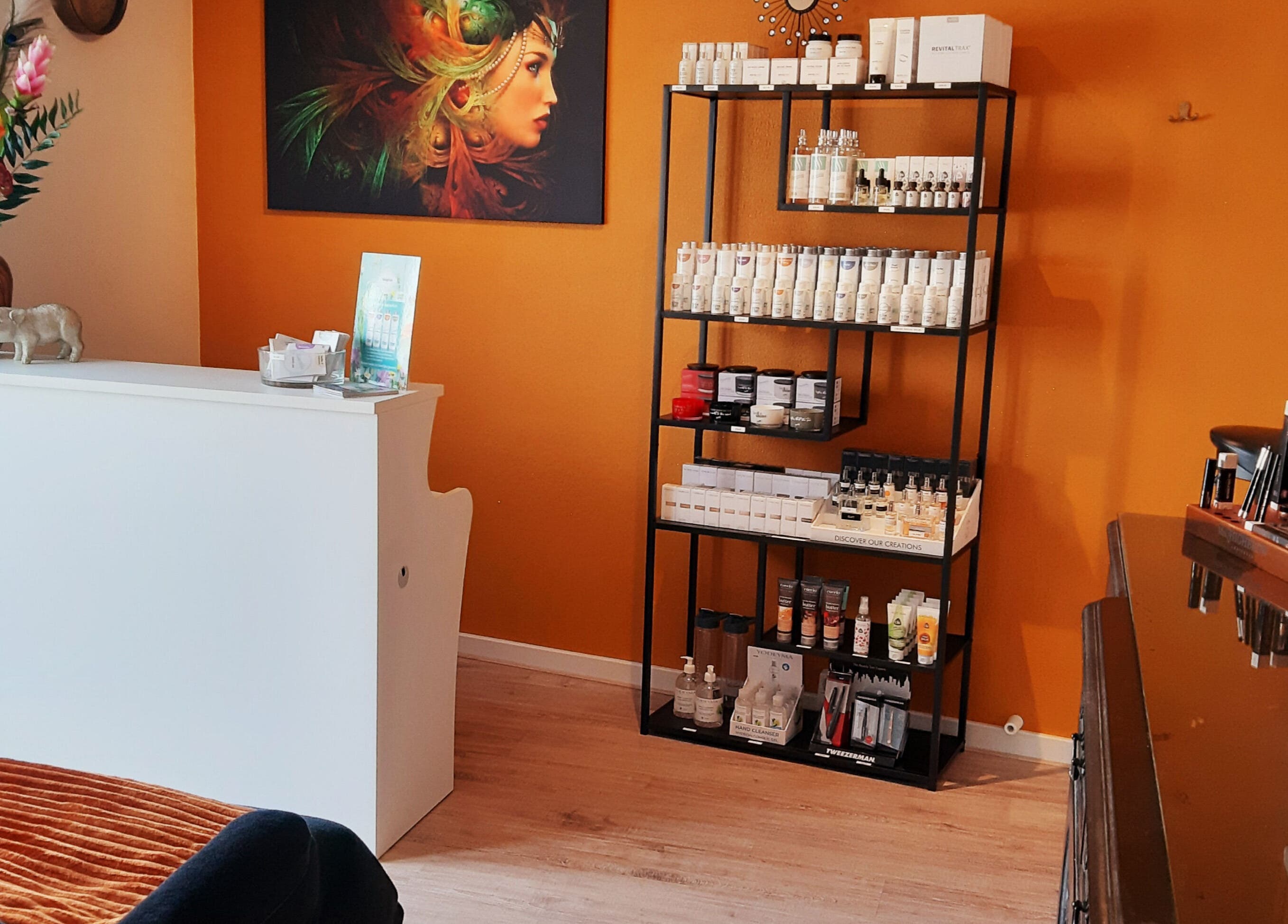 Gezellige ontvangst bij Brow Bar Helmond, Helmond, Noord-Brabant, NL met verzorgingsproducten.