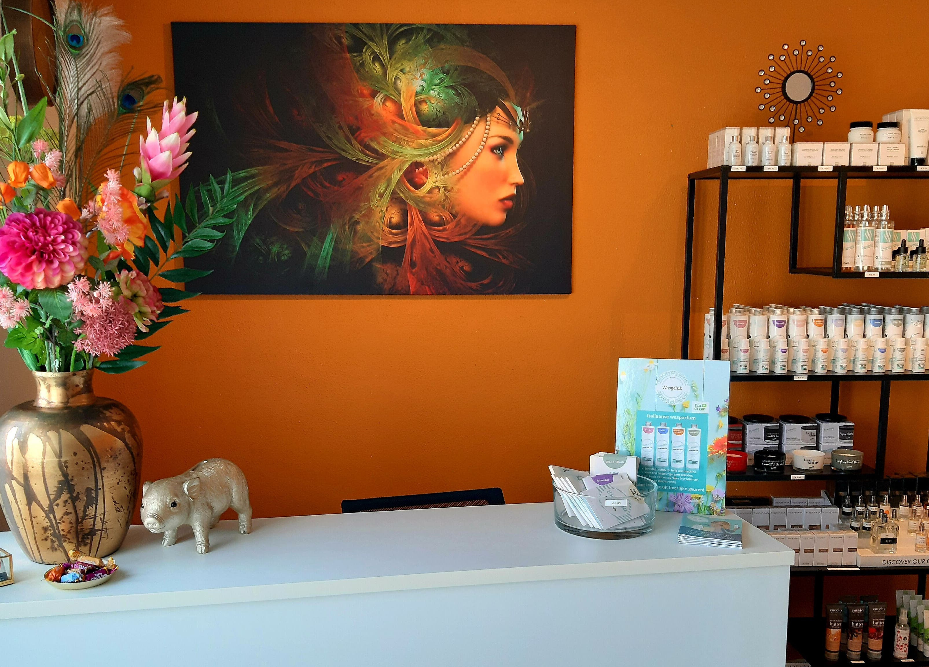 Ontvangstruimte van Brow Bar Helmond in Helmond, Noord-Brabant, NL met kunst, bloemen en verzorgingsproducten.