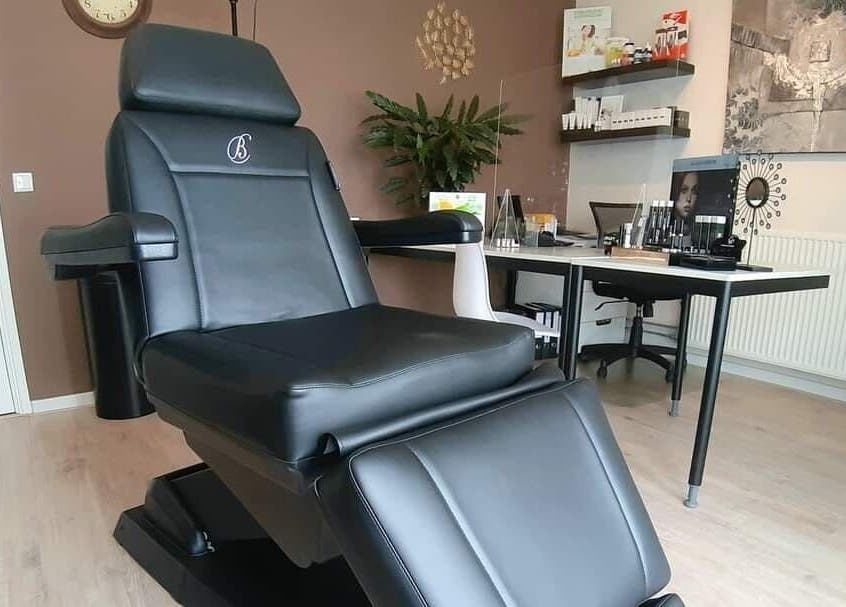 Comfortabele behandelingsruimte bij Brow Bar Helmond, gelegen in Helmond, Noord-Brabant, NL.