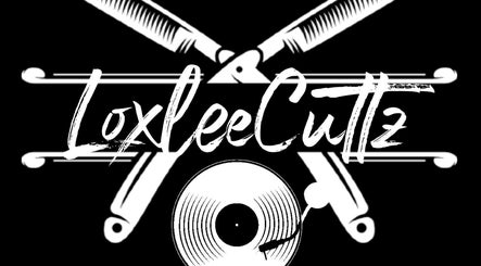 Logotipo de Loxlee Cuttz com tesouras e vinil, localizado em Lisboa, Lisboa, PT.