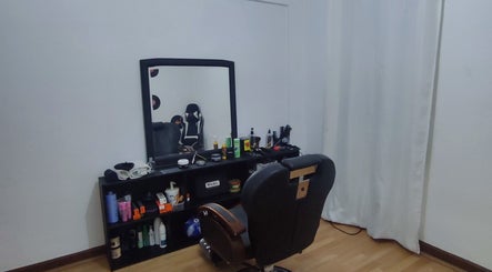 Barbearia em Loxlee Cuttz, Lisboa, Lisboa, PT com espelho grande e cadeira confortável.