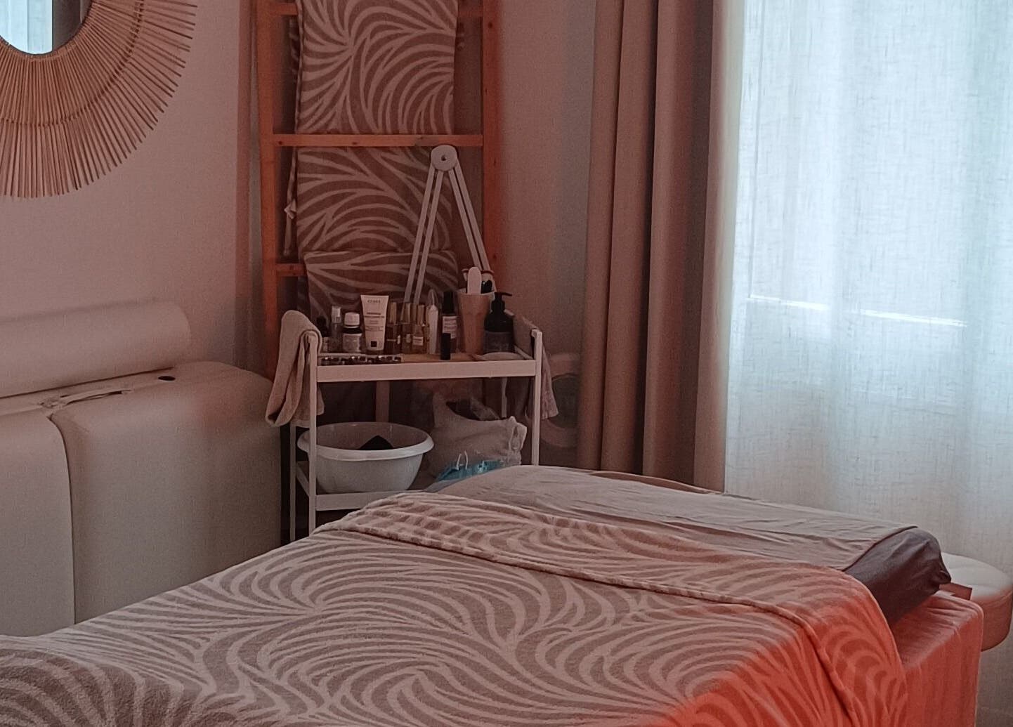 Salle de massage apaisante à Les massages de Lilas, Prades, Occitanie, FR. Décor raffiné et table confortable.