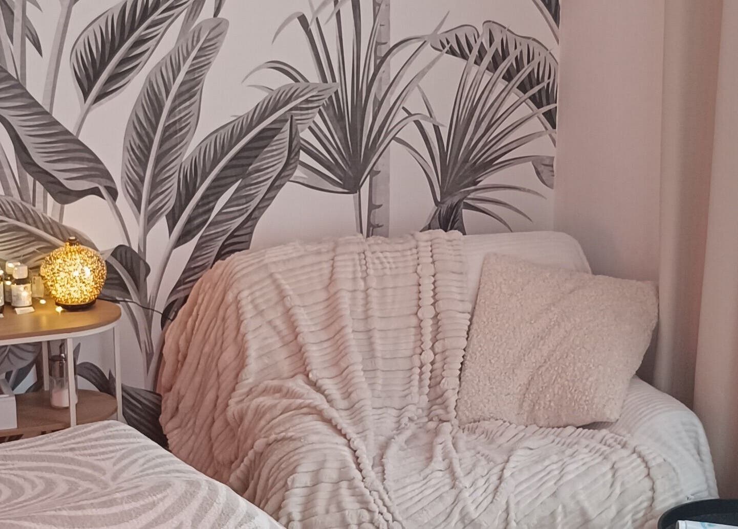 Salon cosy de Les massages de Lilas à Prades, Occitanie, FR, avec déco tropicale et lumière douce.