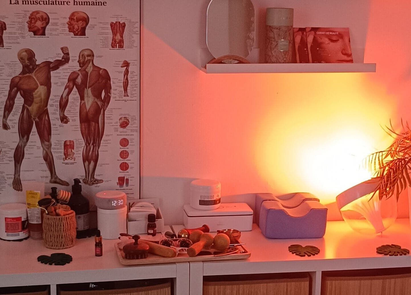Espace de massage apaisant à Les massages de Lilas, Prades, Occitanie, FR, avec outils et lumière d'ambiance.