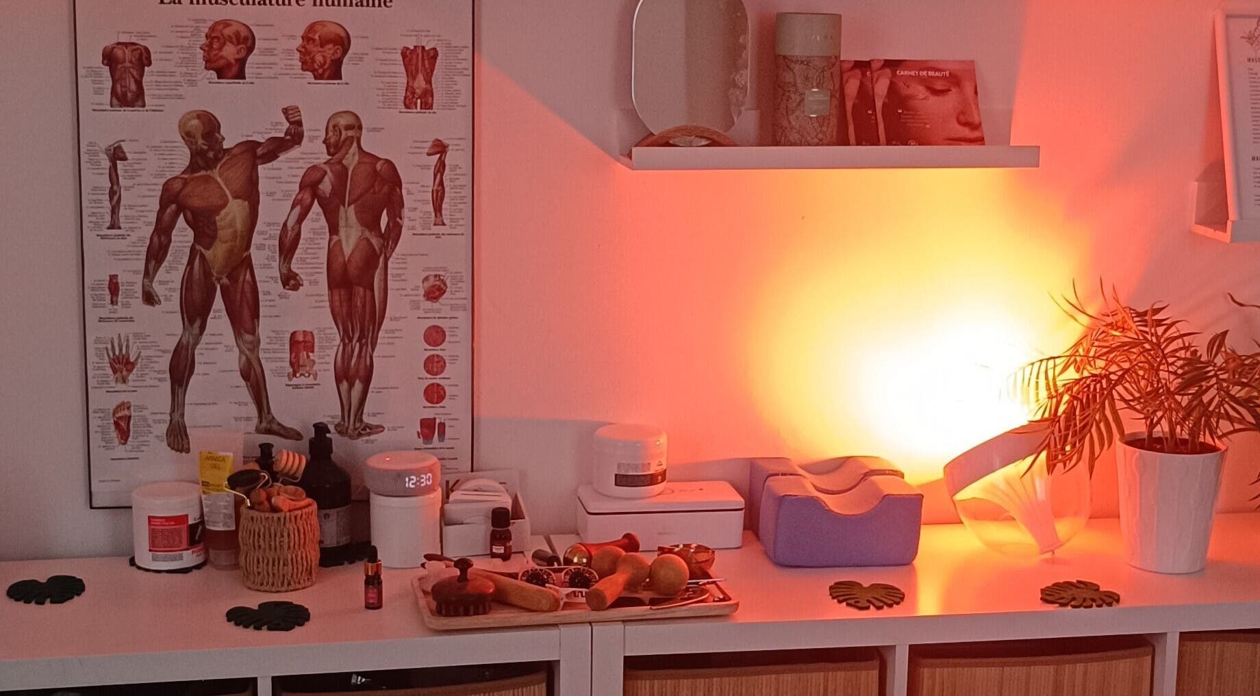 Espace de massage apaisant à Les massages de Lilas, Prades, Occitanie, FR, avec outils et lumière d'ambiance.
