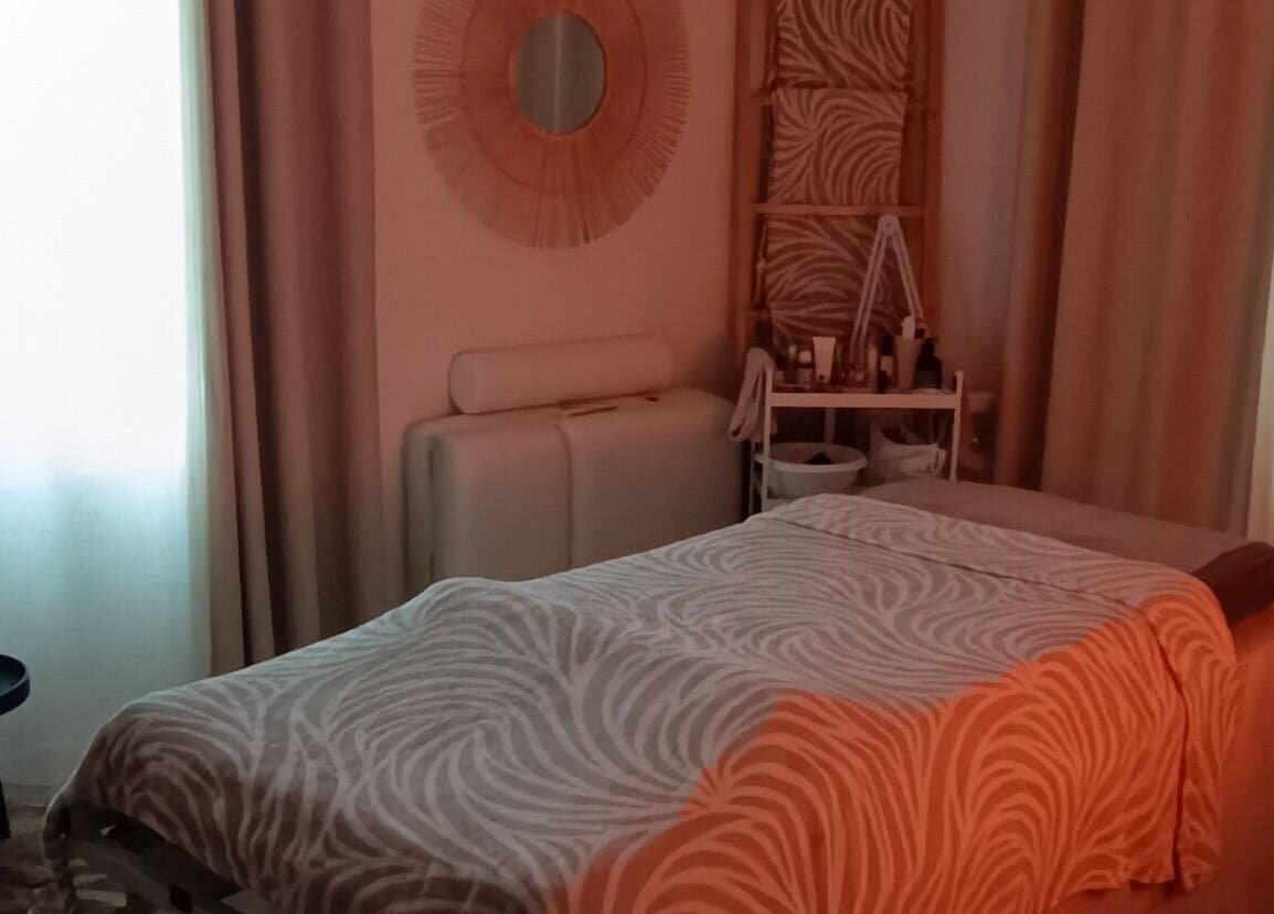 Salle de massage à Les massages de Lilas, Prades, Occitanie, FR avec table et bougie apaisante.