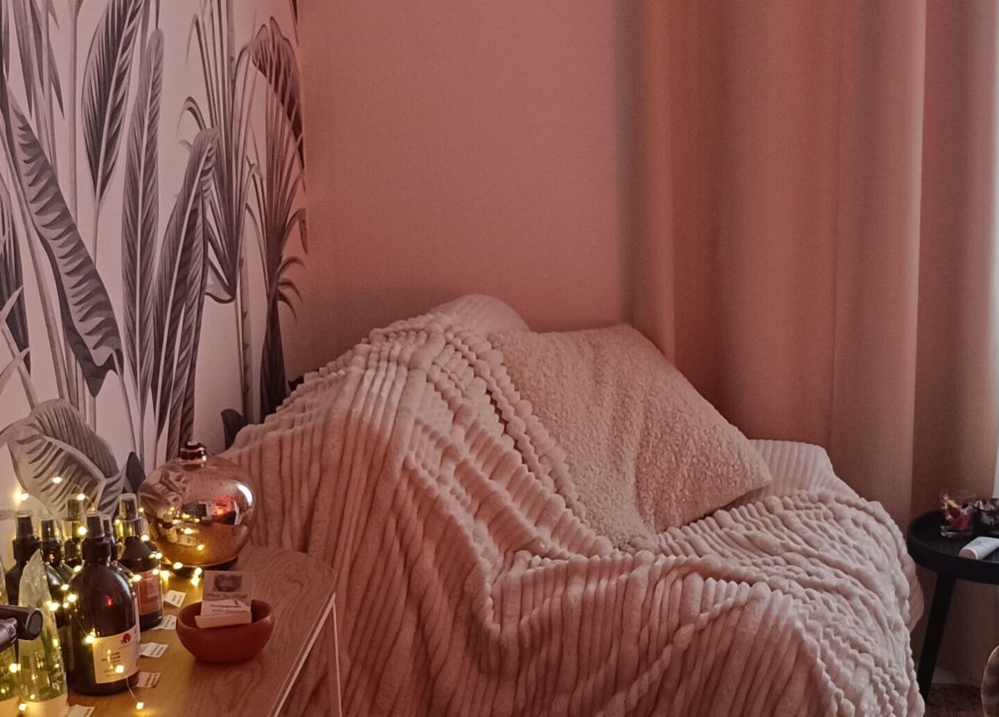 Salle de massage apaisante chez Les massages de Lilas à Prades, Occitanie, FR avec canapé moelleux et éclairage doux.