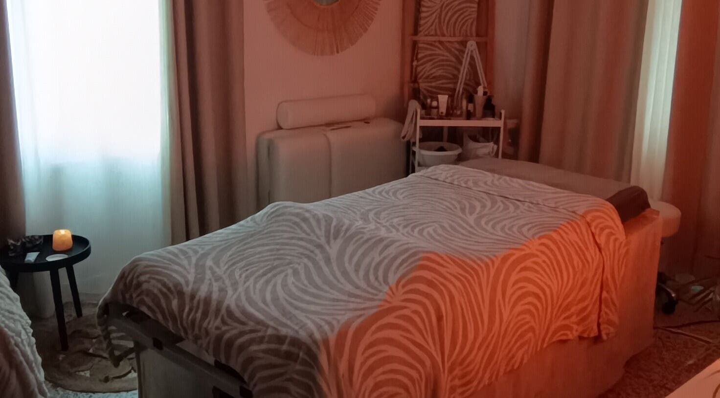 Table de massage zen chez Les Massages de Lilas, Prades, Occitanie, FR, éclairée à la bougie.