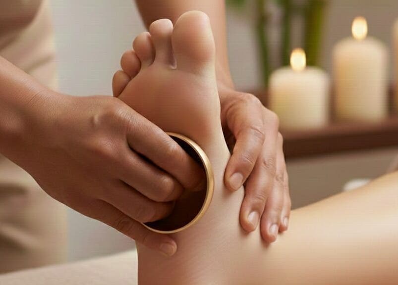 Massage des pieds apaisant à Les Massages de Lilas, Prades, Occitanie, FR avec ambiance bougies.