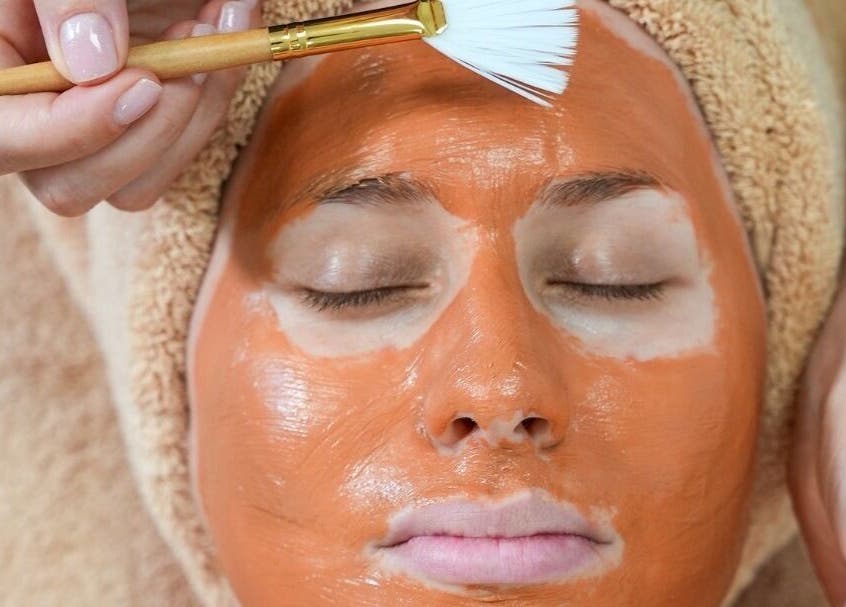 Soin du visage au spa Les Massages de Lilas, Prades, Occitanie, FR, avec masque appliqué.