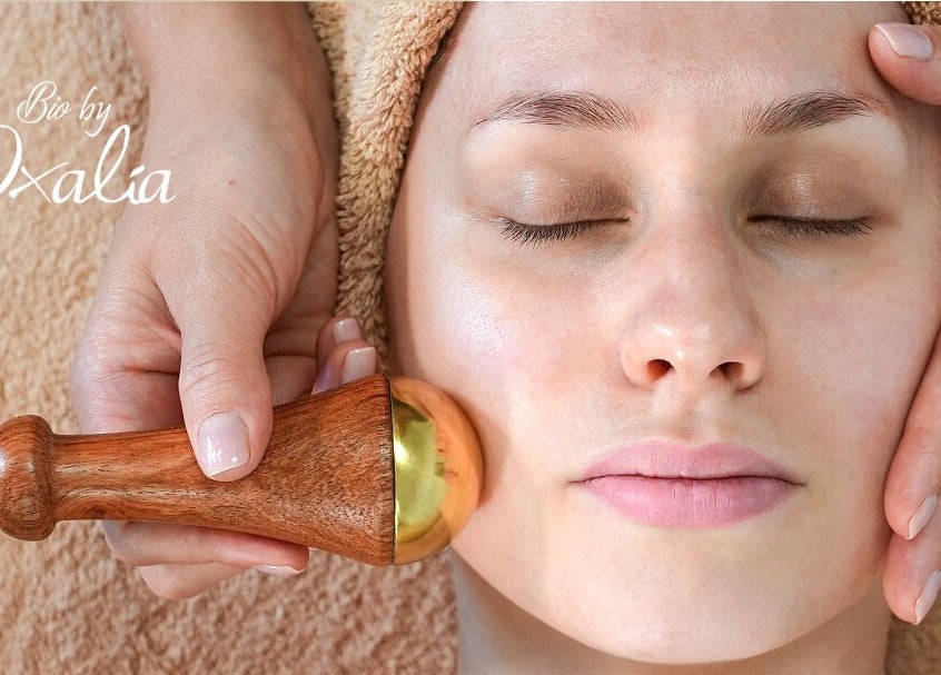 Massage facial relaxant aux Massages de Lilas, Prades, Occitanie, FR, pour une détente profonde.