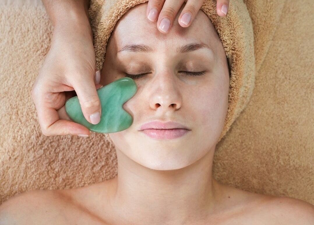 Soin du visage avec pierre Gua Sha à Les Massages de Lilas, Prades, Occitanie, FR.