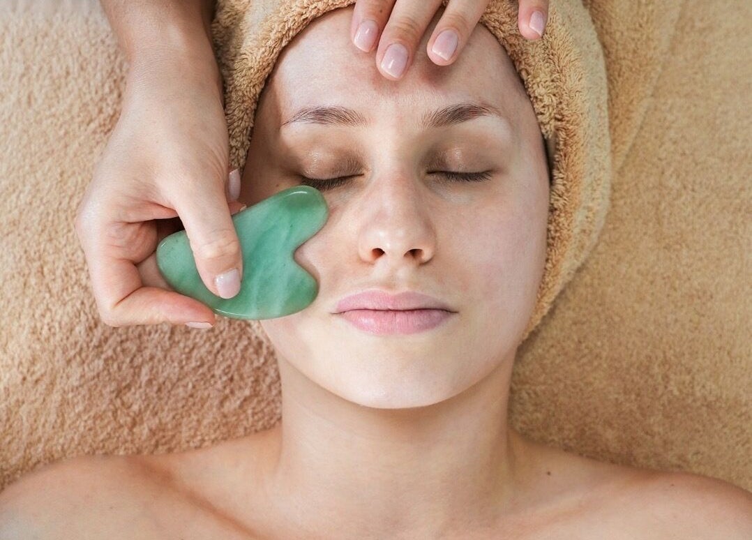 Soin du visage avec pierre Gua Sha à Les Massages de Lilas, Prades, Occitanie, FR.
