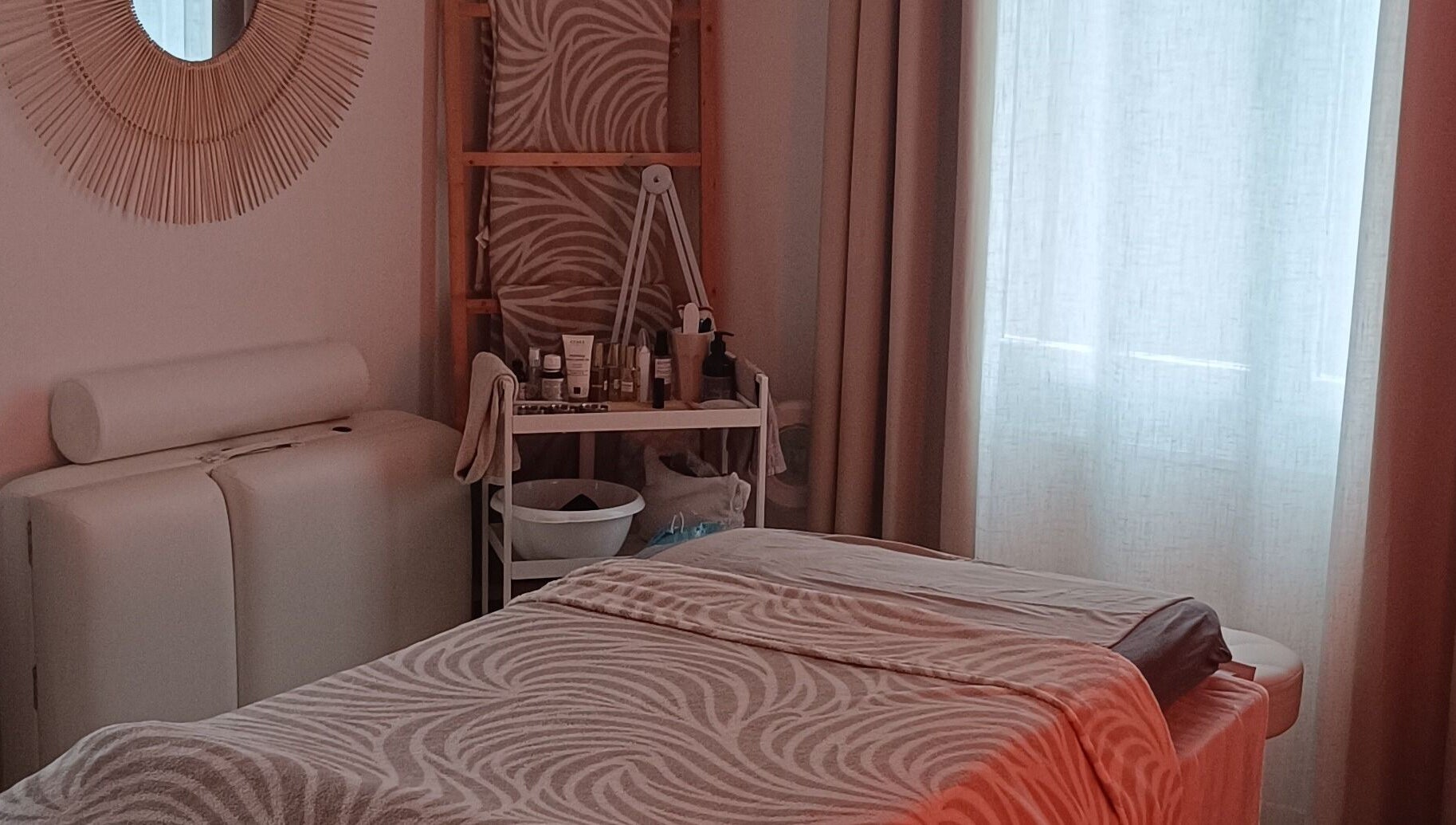 Salle de massage apaisante chez Les Massages de Lilas à Prades, Occitanie, FR, avec table et produits.