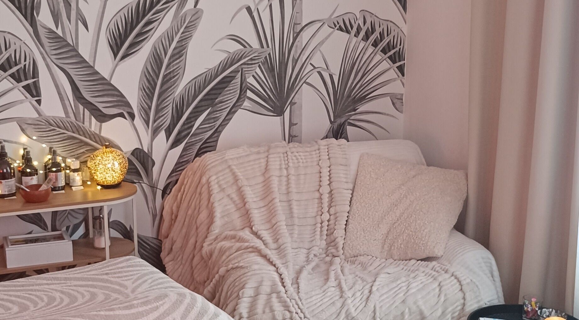 Coin détente à Les Massages de Lilas, Prades, Occitanie, FR, avec décoration apaisante.