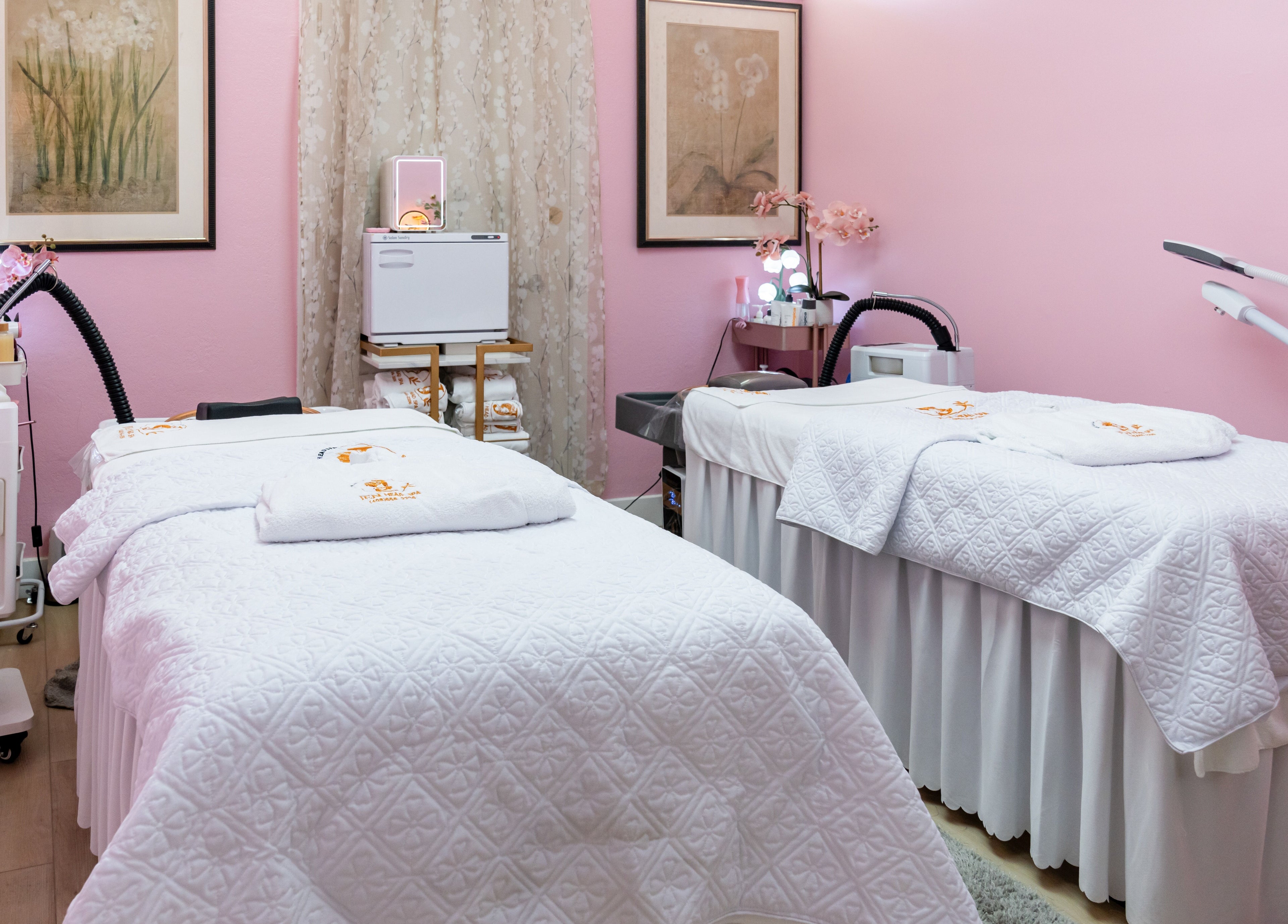 Relaxing spa treatment beds at Jen Head Spa, San Jose, California, US, offering a peaceful ambiance.