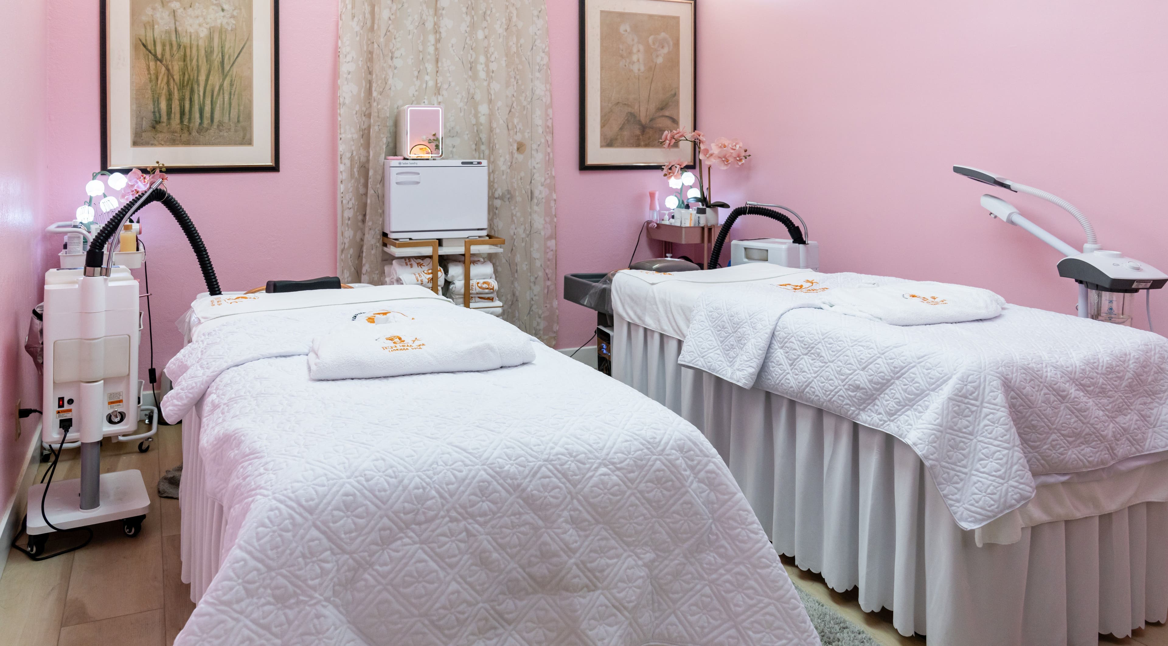 Relaxing spa treatment beds at Jen Head Spa, San Jose, California, US, offering a peaceful ambiance.