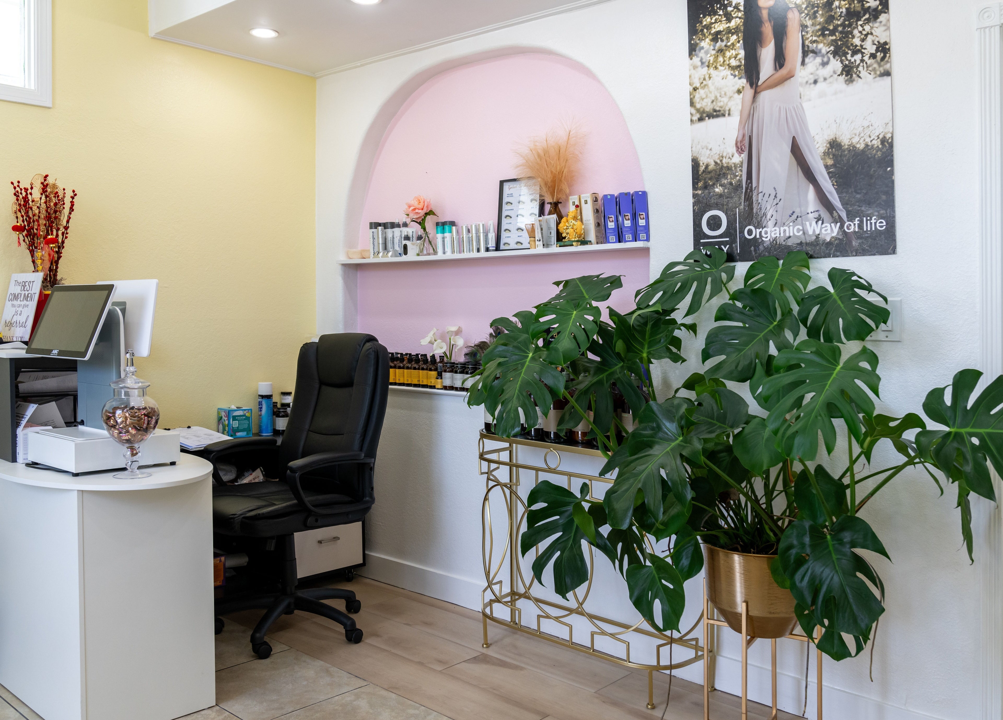 Relaxing lobby area of Jen Head Spa in San Jose, California, US with elegant decor and lush green plants.
