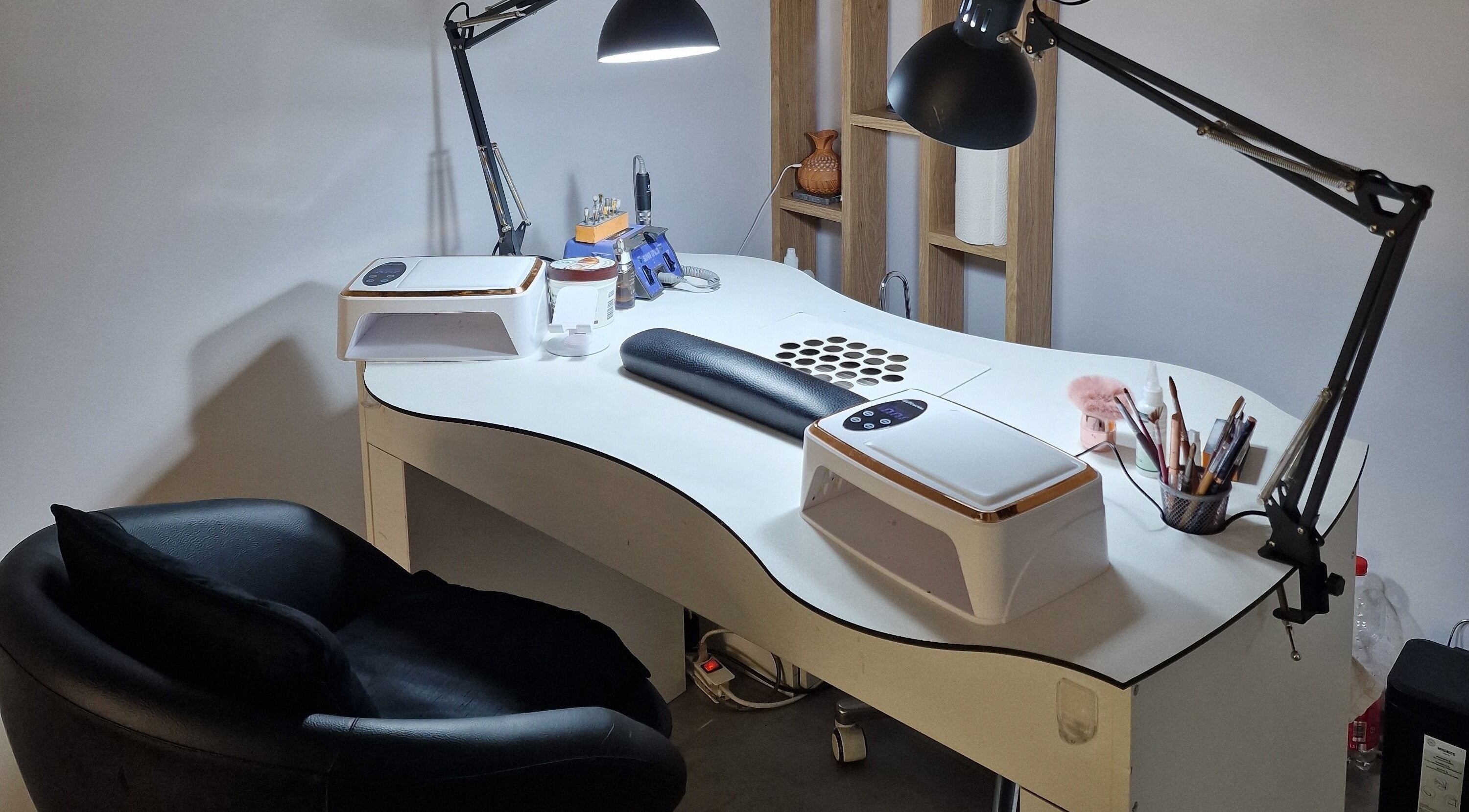Nail station at Tikinails Lausanne, Vaud, CH with manicure tools and comfortable chair under modern lighting.