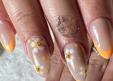 Nail art élégant à Fj Nail Art Studio, Bellerive-sur-allier, Auvergne-rhône-alpes, FR, avec touches d'orange.