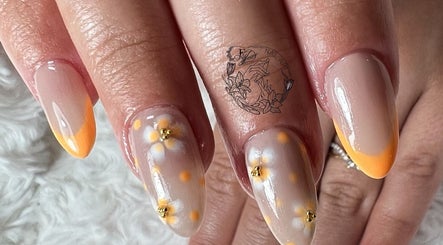 Nail art élégant à Fj Nail Art Studio, Bellerive-sur-allier, Auvergne-rhône-alpes, FR, avec touches d'orange.