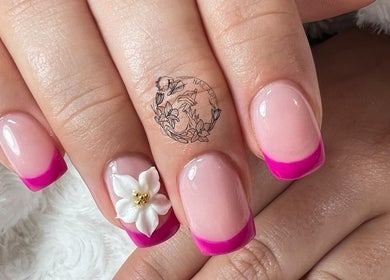 Nail art avec fleur blanche à Fj Nail Art Studio, Bellerive-sur-allier, Auvergne-rhône-alpes, FR.