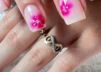 Art floral sur ongles à Fj Nail Art Studio, Bellerive-sur-allier, Auvergne-rhône-alpes, FR.