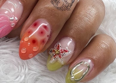 Designs ongles colorés à Fj Nail Art Studio, Bellerive-sur-allier, Auvergne-rhône-alpes, FR.