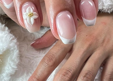 Nail art floral élégant à Fj Nail Art Studio, Bellerive-sur-Allier, Auvergne-Rhône-Alpes, FR.