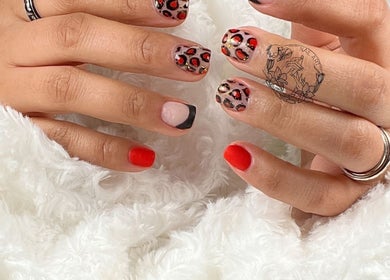 Nail art élégant à Fj Nail Art Studio, Bellerive-sur-Allier, Auvergne-Rhône-Alpes, FR, sur fond de tissu blanc.