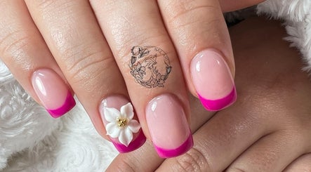 Nail art rose avec fleur à Fj Nail Art Studio, Bellerive-sur-Allier, Auvergne-Rhône-Alpes, FR.