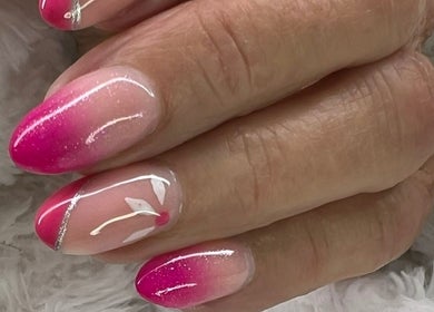 Design d'ongles rose élégant chez Fj Nail Art Studio, Bellerive-sur-Allier, Auvergne-Rhône-Alpes, FR.