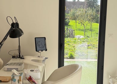 Espace lumineux de Fj Nail Art Studio à Bellerive-sur-Allier, avec vue sur le jardin et un bureau moderne.