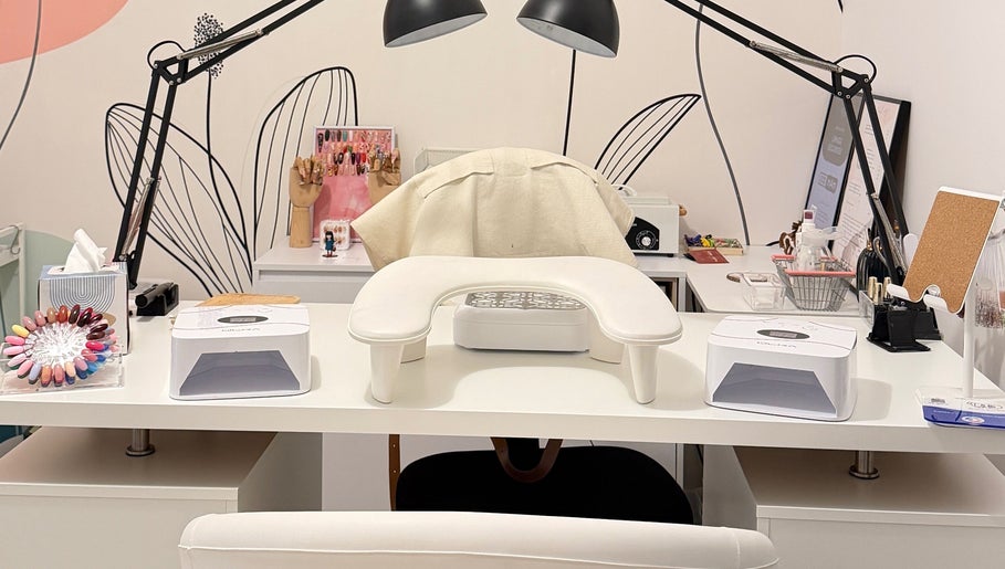 Table de manucure élégante à Fj Nail Art Studio, Bellerive-sur-Allier, Auvergne-Rhône-Alpes, FR.