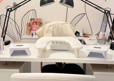 Table de manucure élégante à Fj Nail Art Studio, Bellerive-sur-Allier, Auvergne-Rhône-Alpes, FR.