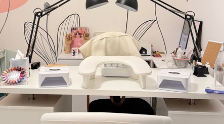 Table de manucure élégante à Fj Nail Art Studio, Bellerive-sur-Allier, Auvergne-Rhône-Alpes, FR.