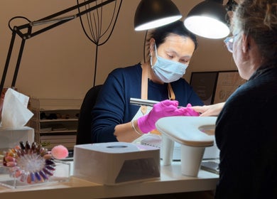 Technicienne en ongles travaille chez Fj Nail Art Studio, Bellerive-sur-Allier, Auvergne-Rhône-Alpes, FR.