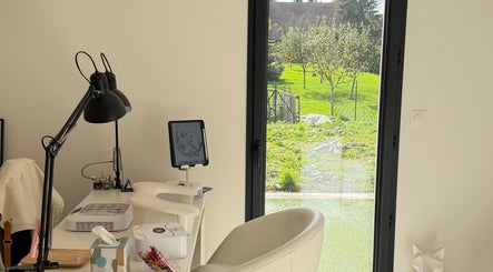 Espace moderne chez Fj Nail Art Studio, Bellerive-sur-Allier, avec vue sur jardin verdoyant.