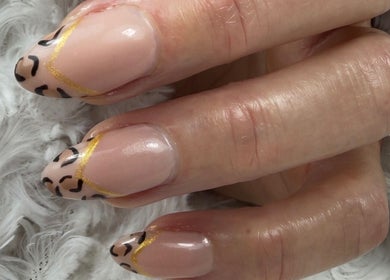 Nail art léopard chic à Fj Nail Art Studio, Bellerive-sur-Allier, Auvergne-Rhône-Alpes, FR.