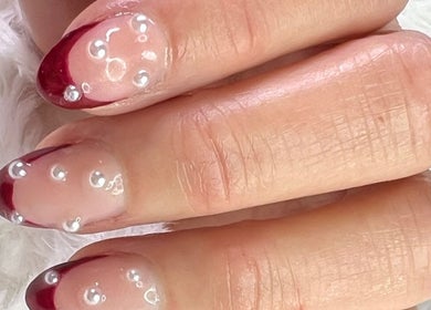 Nail art perlé avec vernis rouge à Fj Nail Art Studio, Bellerive-sur-Allier, Auvergne-Rhône-Alpes, FR.
