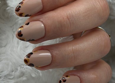 Manucure léopard élégante à Fj Nail Art Studio, Bellerive-sur-Allier, Auvergne-Rhône-Alpes, FR.