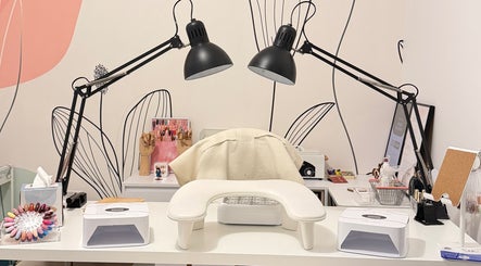 Poste de travail à Fj Nail Art Studio, Bellerive-sur-Allier, Auvergne-Rhône-Alpes, FR avec lampes et outils.